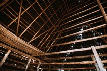 Intérieur de grange en bois avec rangées de séchage du tabac — Photo de stock