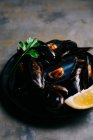 Boiled fresh mussels on plate — Stock Photo