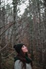 Жінка стоїть у лісі — стокове фото