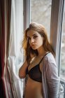Donna sensuale in piedi alla finestra — Foto stock