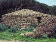 Pequeña casa de piedra en la naturaleza - foto de stock
