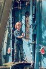 Мальчик, стоящий у брошенного дома — стоковое фото