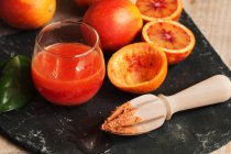 Bicchiere di succo d'arancia insanguinato — Foto stock