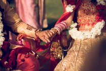 Hindu bride and groom holding hands — Stock Photo
