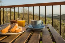 Завтрак с кофе и тостами — стоковое фото