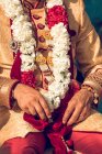 Індуїстські наречений у традиційних костюмах — стокове фото