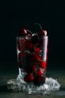 Cerises fraîches en verre avec glace — Photo de stock