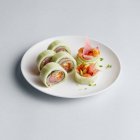 Rollo de sushi japonés con atún - foto de stock