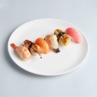 Conjunto de sushi minimalista na placa — Fotografia de Stock