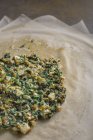 Füllung für traditionelle Spanakopita-Spinatkuchen auf Filoteig — Stockfoto