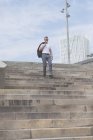 Maduro hombre de negocios caminando abajo - foto de stock