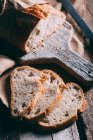 Rustikale Brotlaibe und Scheiben — Stockfoto