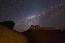 Валуни і зоряне небо — стокове фото