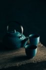 Théière bleue et tasses de thé — Photo de stock