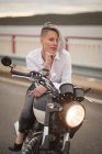 Жінка сидить на мотоциклі — стокове фото