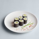 Maki rollo de sushi con aguacate - foto de stock