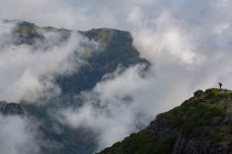 Nuvens flutuando perto de picos de altas montanhas — Fotografia de Stock