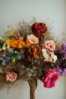 Bouquet élégant de roses fraîches voyantes et de fleurs sauvages avec des fleurs séchées et des herbes — Photo de stock