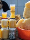 Frascos empilhados de mel dourado orgânico na mesa — Fotografia de Stock