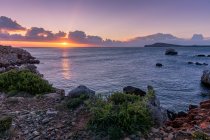 Salida del sol en las costas de Menorca - foto de stock