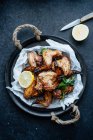 Plat de cuisson d'ailes de poulet cuites au four au sésame et au persil au citron — Photo de stock