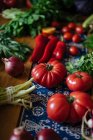 Frisches Gemüse und Gemüse auf Holztisch — Stockfoto