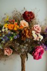 Elegante Bouquet von auffälligen frischen Rosen und Wildblumen mit getrockneten Blumen und Kräutern — Stockfoto