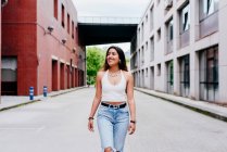 Sorridente giovane donna sulla strada — Foto stock