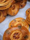 Mucchio di pasta frolla naan pane piatto fatto in casa sul mercato — Foto stock