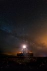 Маяк светит ночью звезд. Кавалерия, Менхенгладбах, Испания — стоковое фото