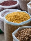 Sacchetti riempiti con vari cereali e spezie aromatiche e condimenti al mercato agricolo — Foto stock