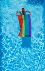 Gay l'homme avec gay fierté drapeau dans piscine. — Photo de stock