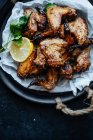 Primo piano di cottura di piatto di ali di pollo al forno in sesamo e prezzemolo con limone — Foto stock