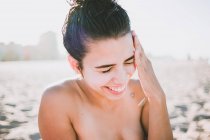 Close-up de menina rindo na praia com os olhos fechados — Fotografia de Stock