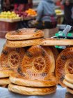 Pile de pain plat naan maison sablé sur mart — Photo de stock