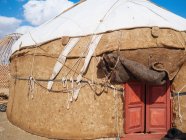 Extérieur de la tente traditionnelle nomade yurta — Photo de stock