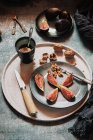 Figos frescos servidos em prato com nozes — Fotografia de Stock