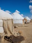 Esterno di tende nomadi tradizionali yurtas su terreno asciutto, Uzbekistan — Foto stock