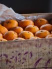 Крупним планом стиглі апельсини в дерев'яній коробці — стокове фото