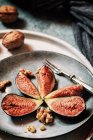 Свіжі інжир, подані на тарілці з горіхами — стокове фото