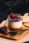 Сладкий десерт с мармеладом в банке на деревянной доске — стоковое фото