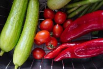 Verduras frescas lavadas en fregadero de cocina - foto de stock