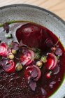 Nahaufnahme von nordischer Rote-Bete-Suppe in grauer Schüssel — Stockfoto