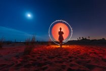 Silhouette einer Frau mit Lichtmalerei — Stockfoto