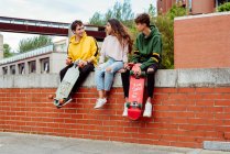 Jugendliche mit Skateboards am Zaun — Stockfoto
