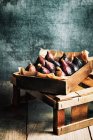 Fichi freschi in scatola di legno su sfondo grigio squallido — Foto stock