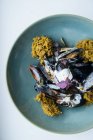 Prato de frutos do mar nórdicos com mexilhões e molho de creme no prato — Fotografia de Stock