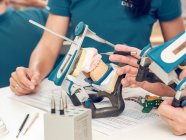 Cultivez des techniciens dentaires méconnaissables travaillant sur le moule à mâchoires en laboratoire — Photo de stock