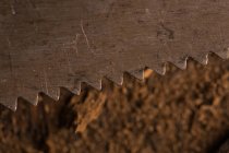 Primo piano della vecchia lama arrugginita della sega a mano — Foto stock