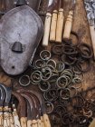 Vue du dessus d'outils et d'instruments grogneux pour travaux agricoles disposés sur une table en bois — Photo de stock